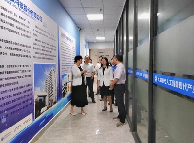 黃愛群總工程師調(diào)研產(chǎn)業(yè)學(xué)院，共謀軟件技術(shù)服務(wù)發(fā)展新篇章